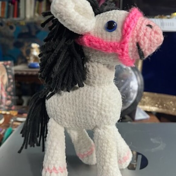 8" White Horse with black mane and tail - Picture 6 of 7